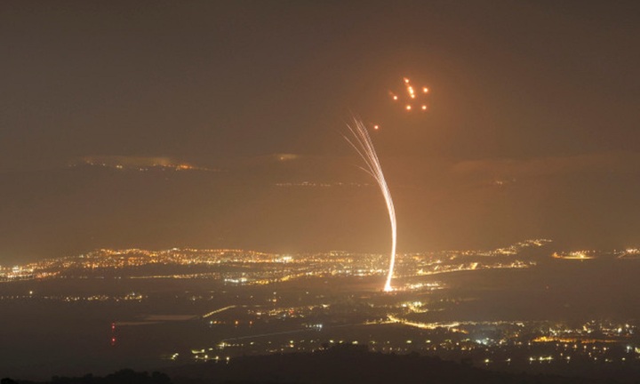 Còi báo động hú vang tại miền bắc Israel, Hezbollah tuyên bố nã hàng chục tên lửa