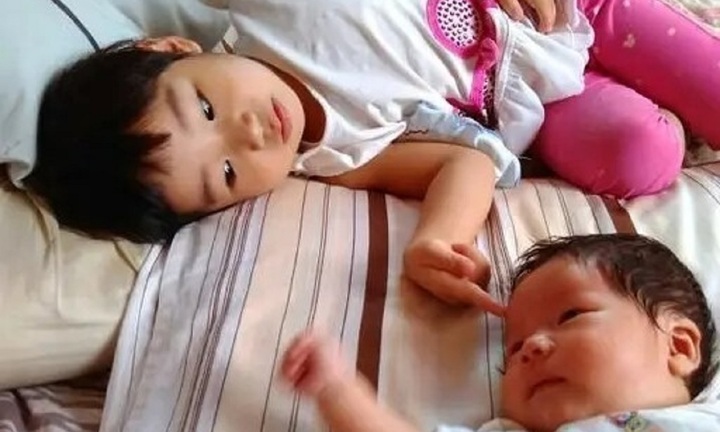 Bé trai 6 tuổi nhập viện do hành động sơ ý của em gái