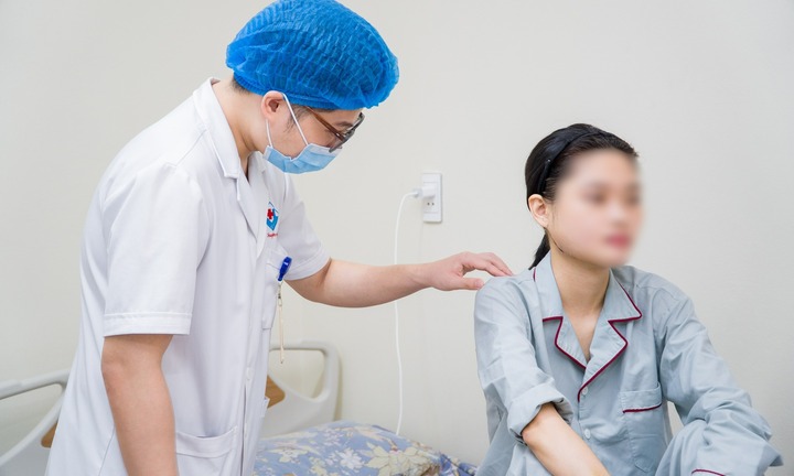 Người phụ nữ không thể mở miệng do biến chứng sau tai nạn