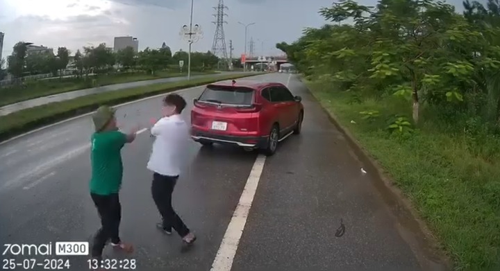 Vĩnh Phúc: Xử phạt cán bộ huyện lái ô tô đánh võng, gây hấn trên đường