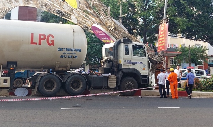 Xe bồn chở khí gas leo dải phân cách, đâm cổng chào khiến người đi đường sợ hãi