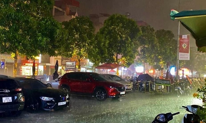 Miền Bắc ngày nắng nóng, chiều tối mưa dông