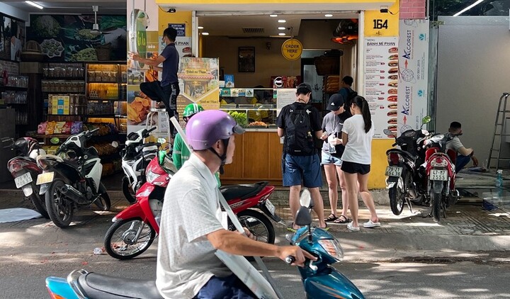 Chủ tiệm bánh mì ở Nha Trang nói gì trước xét nghiệm có thuốc trừ sâu trong rau?