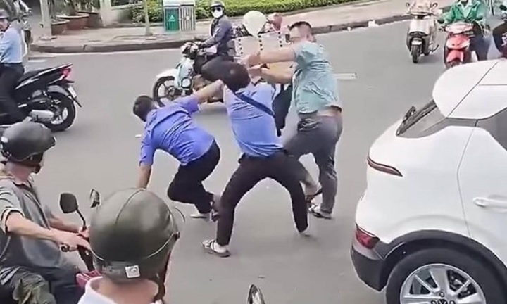 Đình chỉ 2 nhân viên xe buýt đánh nhau với tài xế xe công nghệ ở TP.HCM