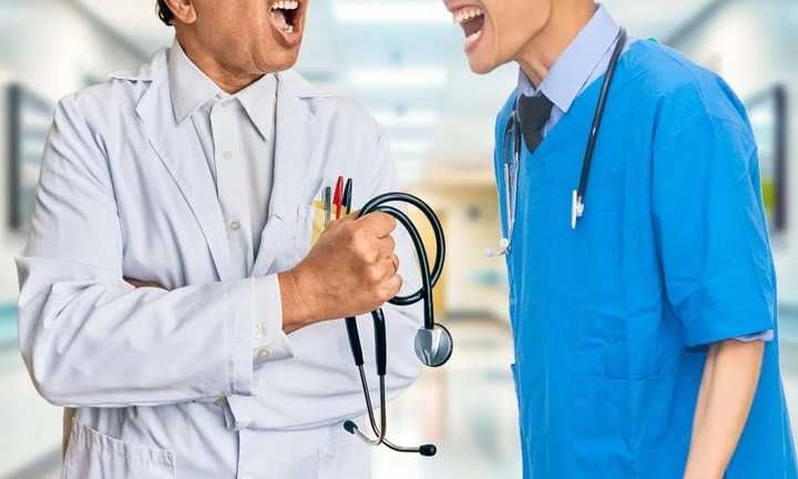 Phải lòng nữ y tá xinh đẹp, hai trưởng khoa biến bệnh viện thành