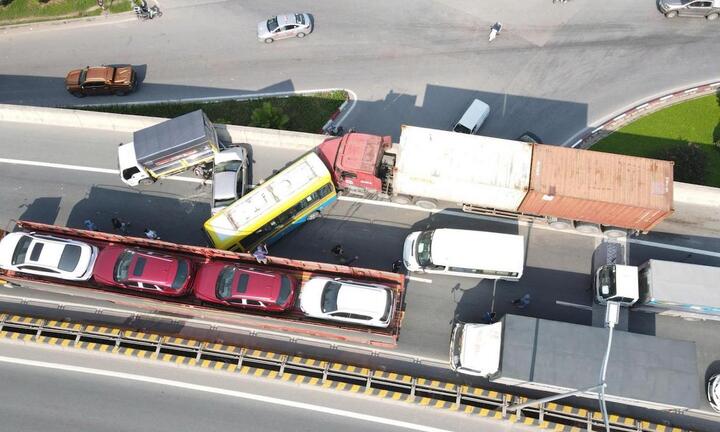 Hà Nội: Tai nạn liên hoàn trên đường Vành đai 3, giao thông ùn tắc