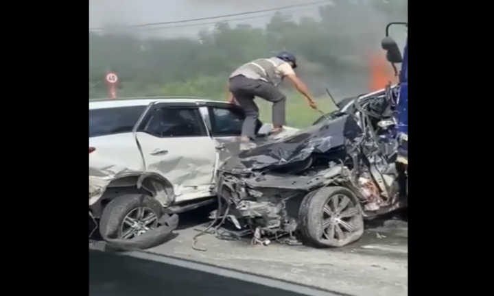 Cảm phục nhóm người hùng lao vào giải cứu tài xế mắc kẹt trong ô tô sắp bốc cháy