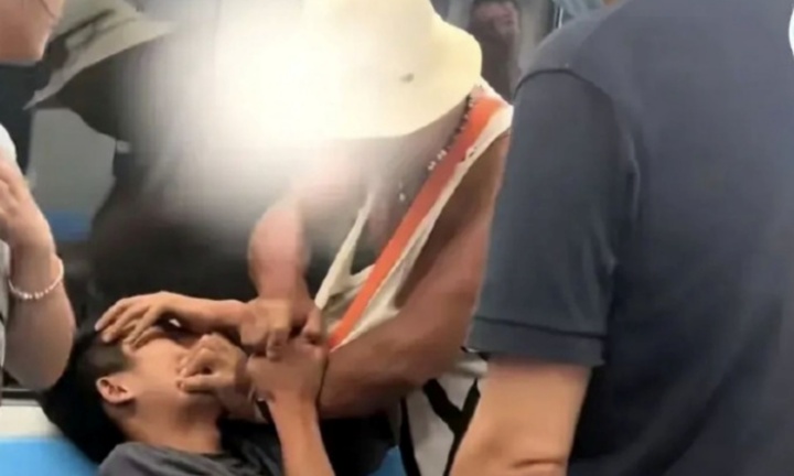 Không nhường chỗ trên tàu điện, nam thanh niên bị ông lão đánh tới tấp