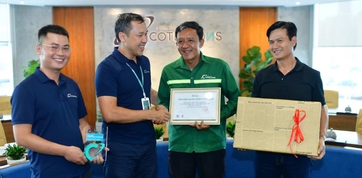 Trao học bổng cho con gái 