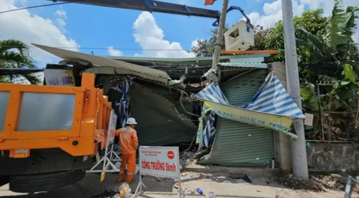 Tin tức tai nạn giao thông mới nhất ngày 11/8: Xe container tông gãy trụ điện