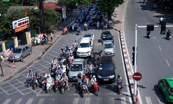 Dừng đèn đỏ sai làn đường phạt bao nhiêu?