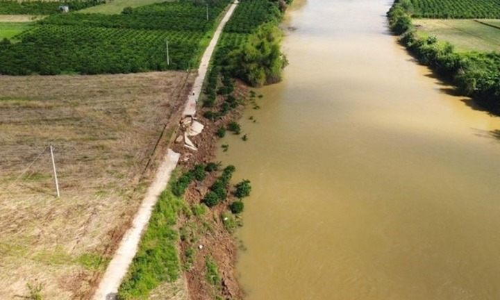 Đi nhận quà về, nhóm học sinh nữ rơi xuống sông, 1 em tử vong, 1 em mất tích