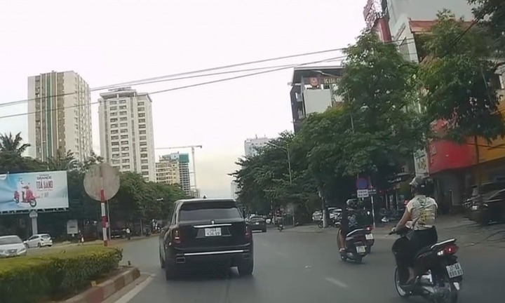 Nghệ An: Tài xế Rolls-Royce xi nhan rẽ trái rồi bất ngờ bẻ lái ẩu khiến cô gái trẻ ngã xuống đường