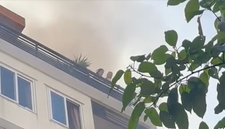 Cháy nhà trong khu Thảo Điền, nhiều người lên sân thượng kêu cứu