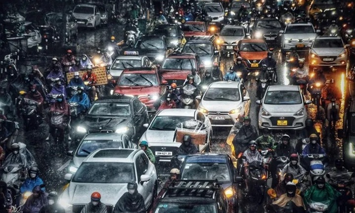 Hà Nội mưa trắng trời đúng giờ tan tầm, người dân chật vật 