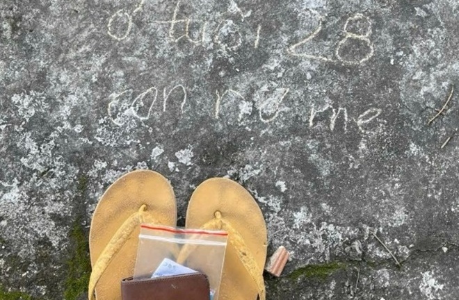 Nam thanh niên ghi dòng chữ 