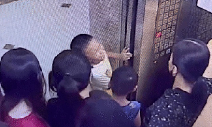 Hà Nội: Giải cứu bé trai kẹp tay vào khe cửa thang máy chung cư