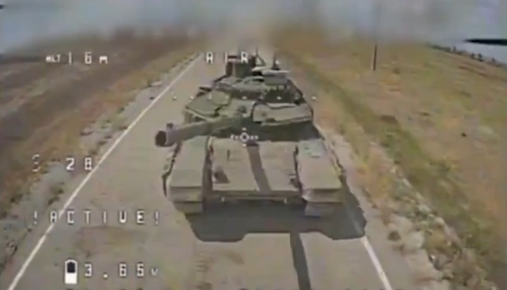 Ukraine tập kích loạt xe bọc thép Nga bằng UAV cảm tử và tên lửa chống tăng