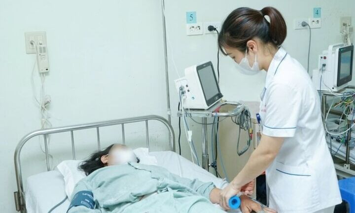 Chưng yến ăn, người phụ nữ vô tình nuốt phải thứ nguy hiểm