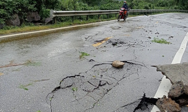 Thanh Hóa: Quốc lộ nứt toác, sụt lún nghiêm trọng do mưa lớn kéo dài