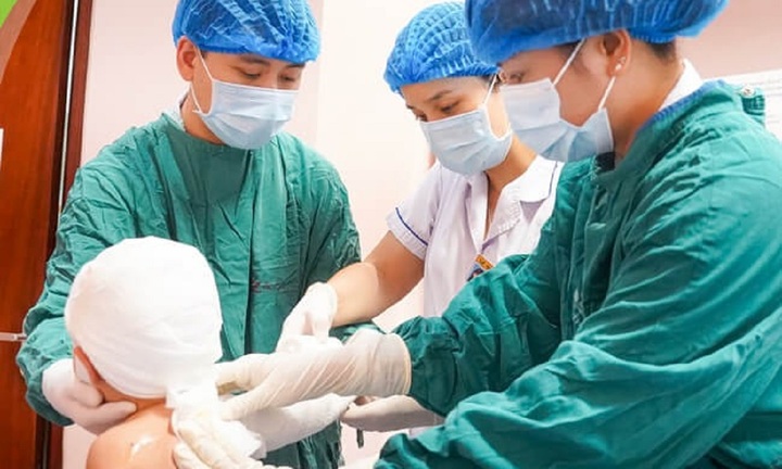 Bé gái 12 tháng tuổi ngã vào bát nước canh nóng, nặng hơn khi được bôi thứ này