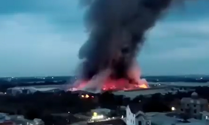 Bình Dương: Hiện trường cháy lớn tại nhà xưởng rộng 5.000m2, khói đen bốc ngùn ngụt