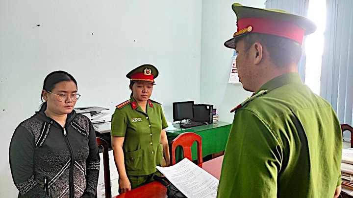 Tin tức pháp luật mới nhất ngày 18/8: Bắt nữ nhân viên tham ô tiền của công ty