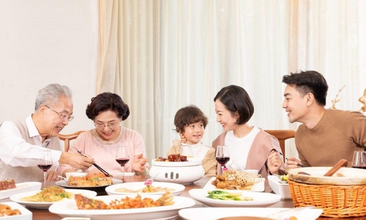 Đừng làm những việc này trong bữa ăn nếu không muốn bị chê thiếu lịch sự