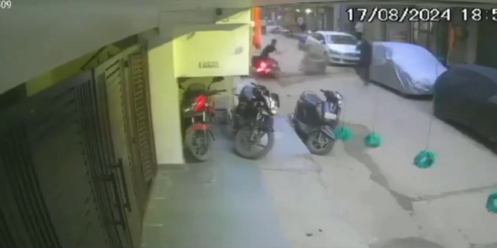 Đỗ xe dưới đường, chàng trai xấu  "số nhọ " cục nóng điều hòa rơi trúng đầu