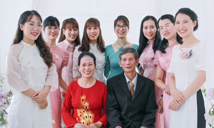 Ông bố ở Hà Nội sinh được 8 con gái, nói một câu khiến bao người phải suy ngẫm