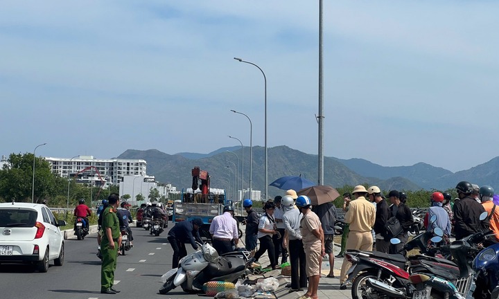 Tin tức tai nạn giao thông mới nhất ngày 19/8: Xe Howo cán xe máy, 1 người chết