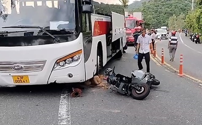 Giải cứu nữ du khách nước ngoài mắc kẹt dưới gầm xe ô tô sau tai nạn