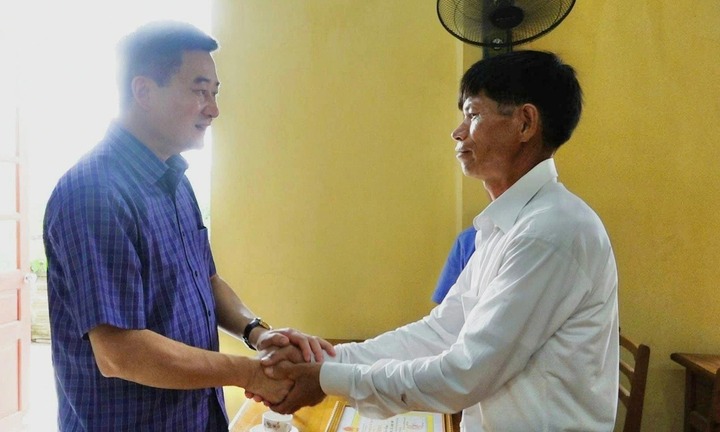 Khen thưởng người đàn ông tìm thấy bé trai đi lạc 5 ngày trong rừng ở Yên Bái