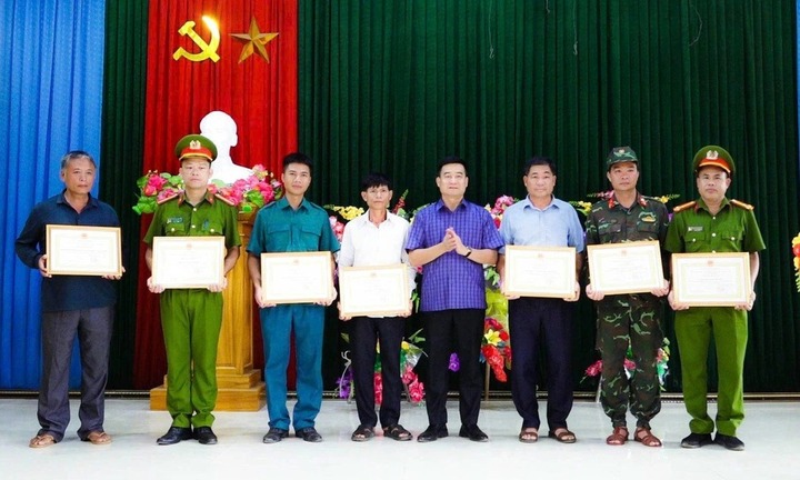 Khen thưởng 6 tập thể nỗ lực ngày đêm tìm bé 6 tuổi đi lạc trong rừng
