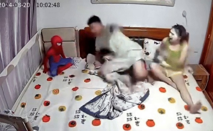 Ông chồng vội  "bỏ của chạy lấy người " ngay khi mở mắt chỉ vì lý do này