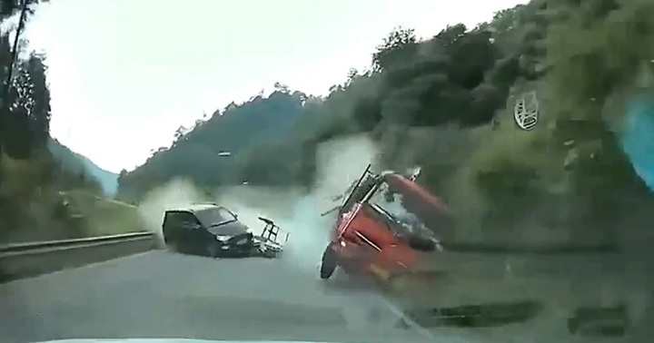 Phản ứng nhanh như chớp, nam tài xế cứu gia đình thoát chết trong gang tấc