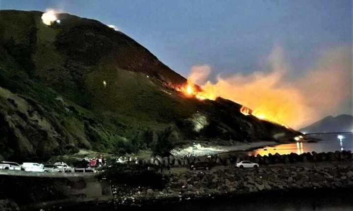 Huy động hàng trăm người xuyên đêm dập cháy rừng ở Hà Tĩnh