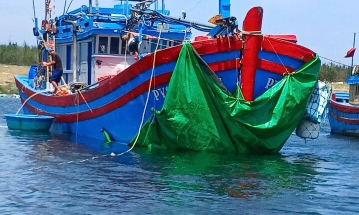 Tàu cá gặp nạn trên biển, thuyền viên livestream trên mạng xã hội cầu cứu