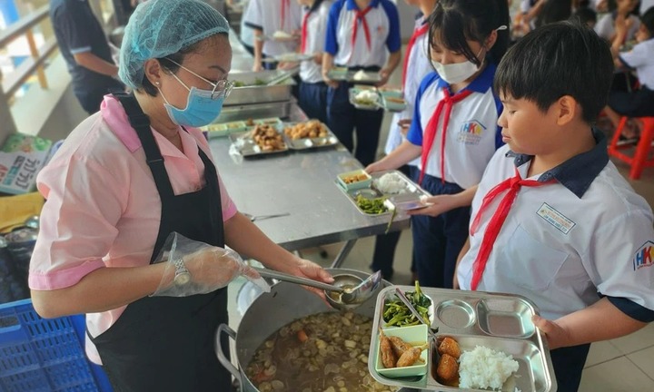 TP.HCM đề xuất tăng trần tiền suất ăn bán trú lên 40.000 đồng