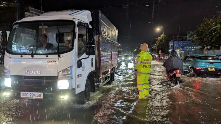 Công an Thái Nguyên dầm mưa đảm bảo ATGT tại các điểm ngập lụt