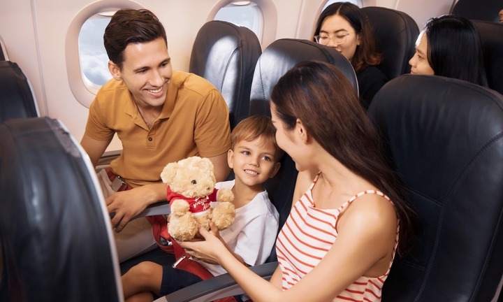 Trẻ em nên ngồi ở đâu khi đi máy bay?