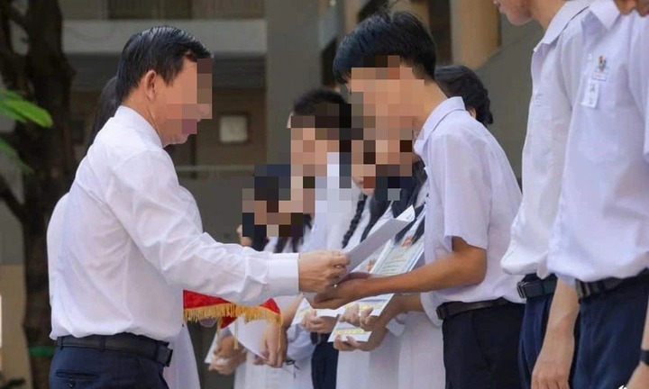 Vụ học sinh ký nhận tiền thưởng nhưng chỉ được phát vở: Hiệu trưởng có nhiều sai phạm