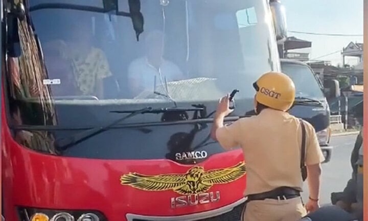 Bắt tài xế xe khách “nổi loạn” đẩy CSGT rồi tăng ga bỏ chạy ở Hải Dương