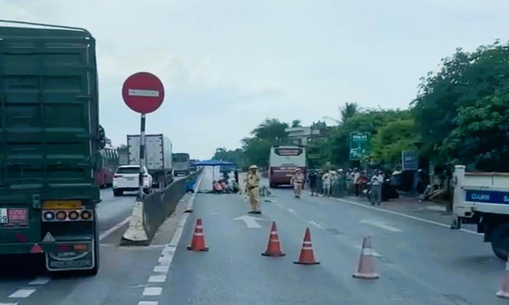 Thương tâm: Mẹ sang đường đón xe cho con gái đi nhập học, bị ô tô tông tử vong