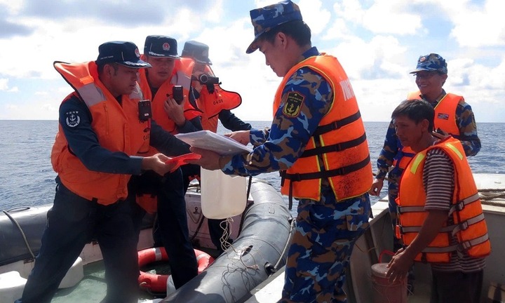 Trung Quốc bàn giao 2 ngư dân Việt Nam gặp nạn trên biển