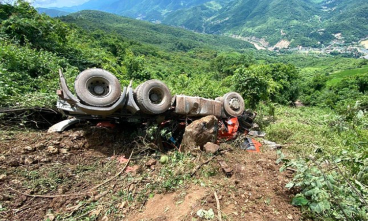 Xe đầu kéo lao xuống vực sâu trăm mét, tài xế tử vong