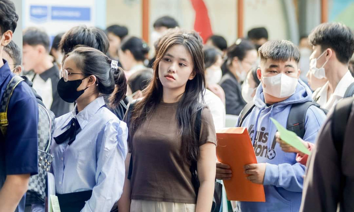 Xuất hiện tin nhắn báo nhập học 