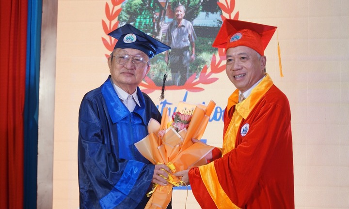 Cụ ông 74 tuổi lấy bằng thạc sĩ để 