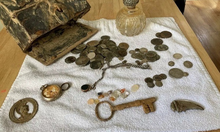 Nhặt rác trên biển, người phụ nữ “trúng độc đắc” khi vớ được “kho báu”