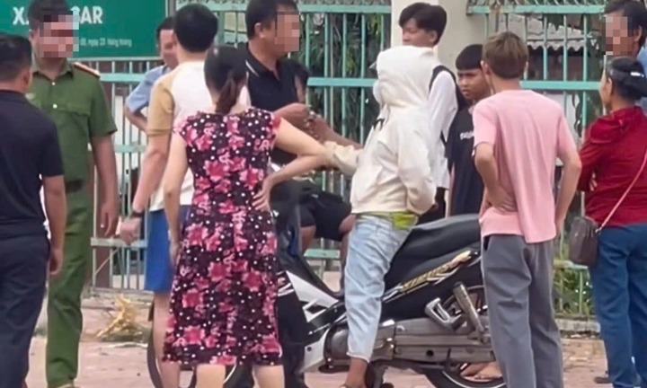 Thiếu nữ 17 tuổi đi cướp điện thoại bị